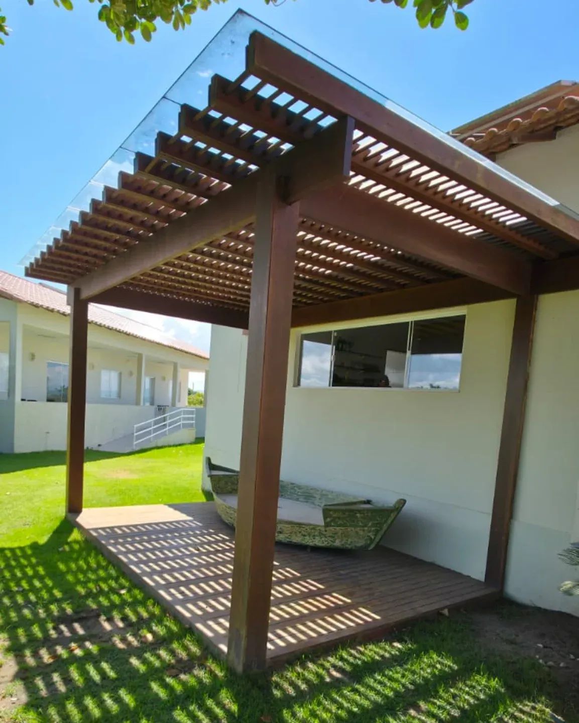 Pergolado de madeira em área externa