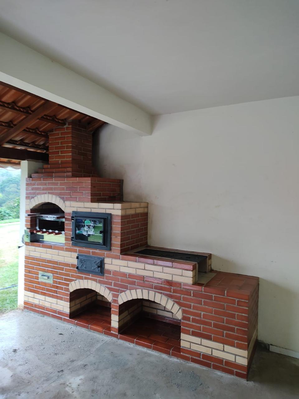 Churrasqueira de alvenaria com forno e fogão a lenha