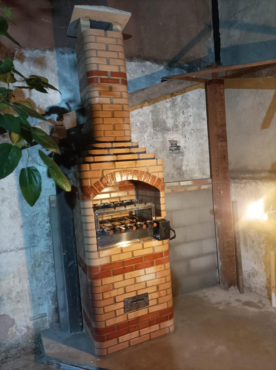 Churrasqueira de tijolos com kit giratório instalado