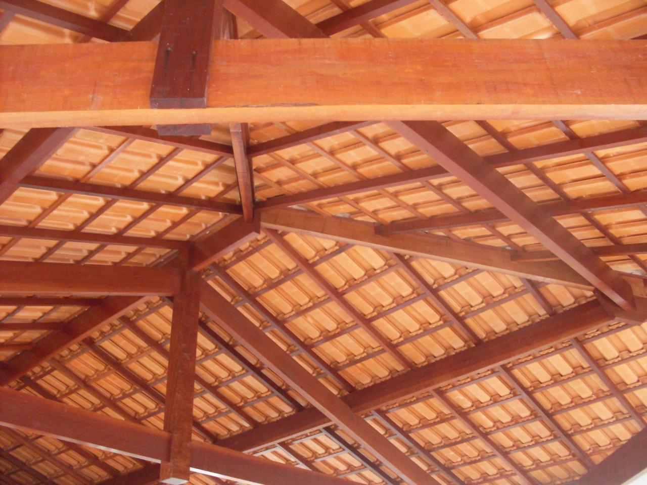 Estrutura de madeira para telhado com telhas cerâmicas