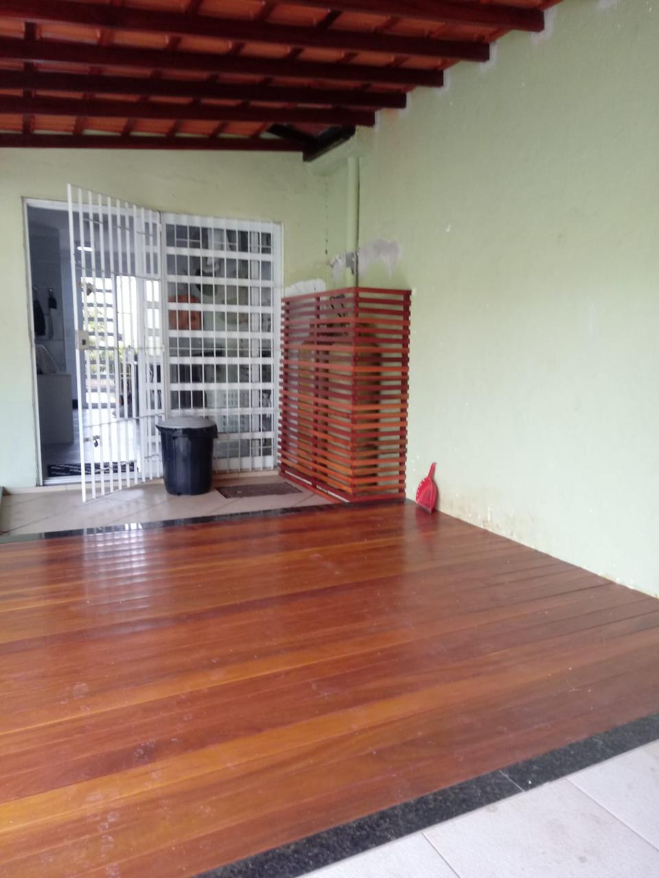 Deck de madeira instalado em área externa coberta