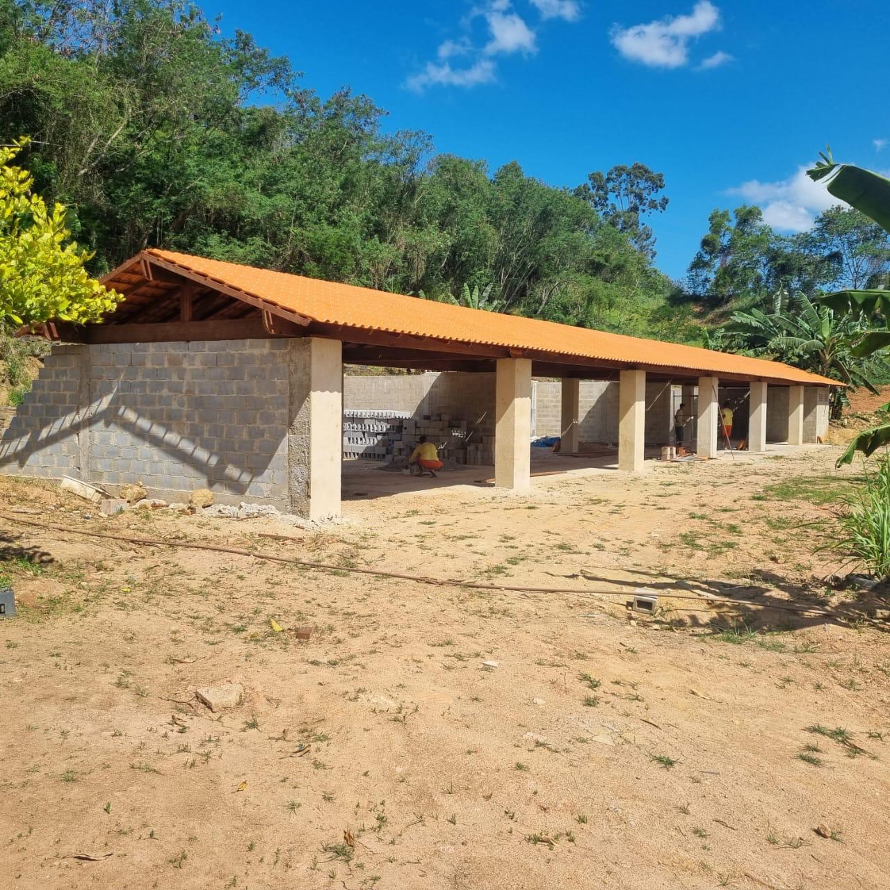 Cobertura rural com telhas cerâmicas tradicionais