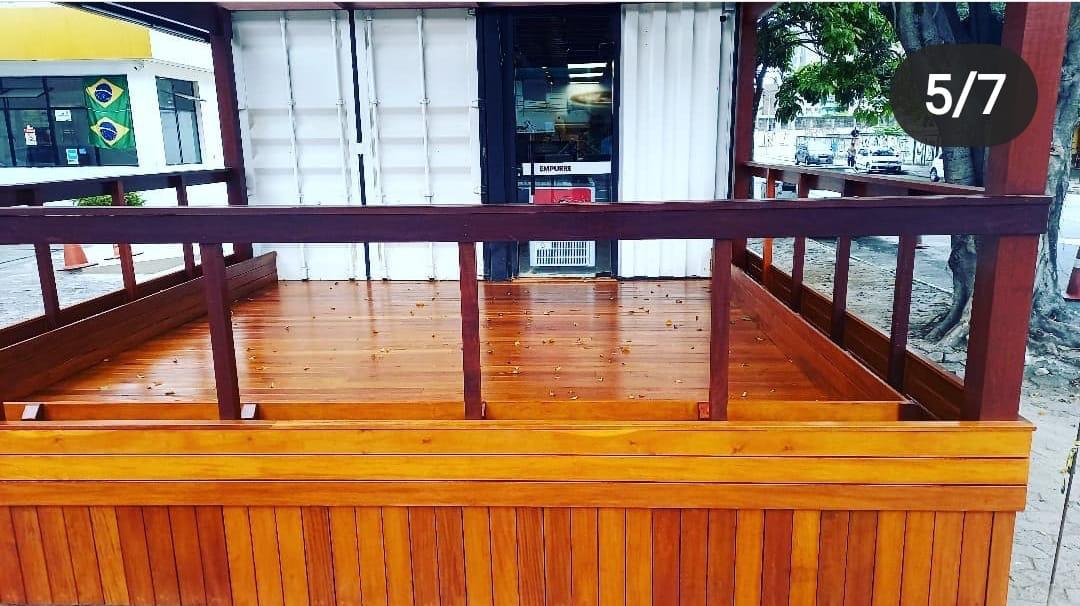 Deck de madeira com guarda-corpo em área de convivência