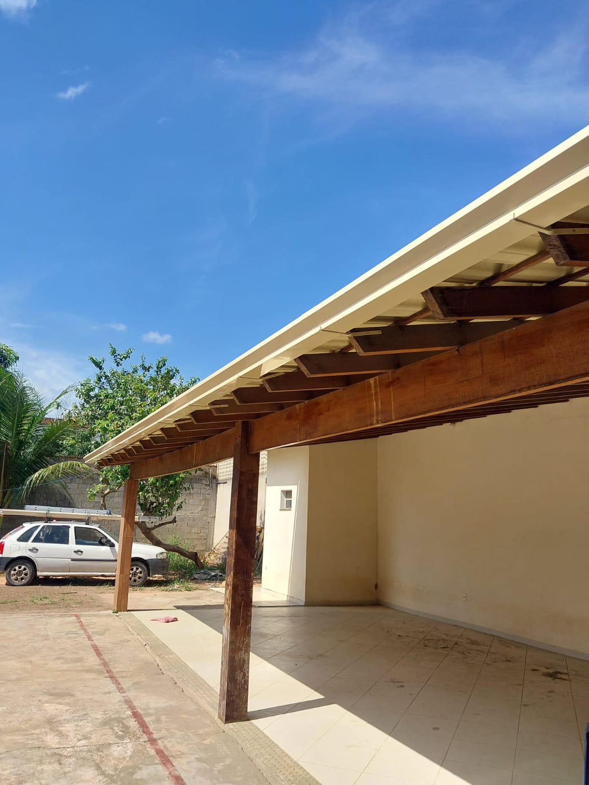 Calha instalada em telhado com estrutura de madeira aparente
