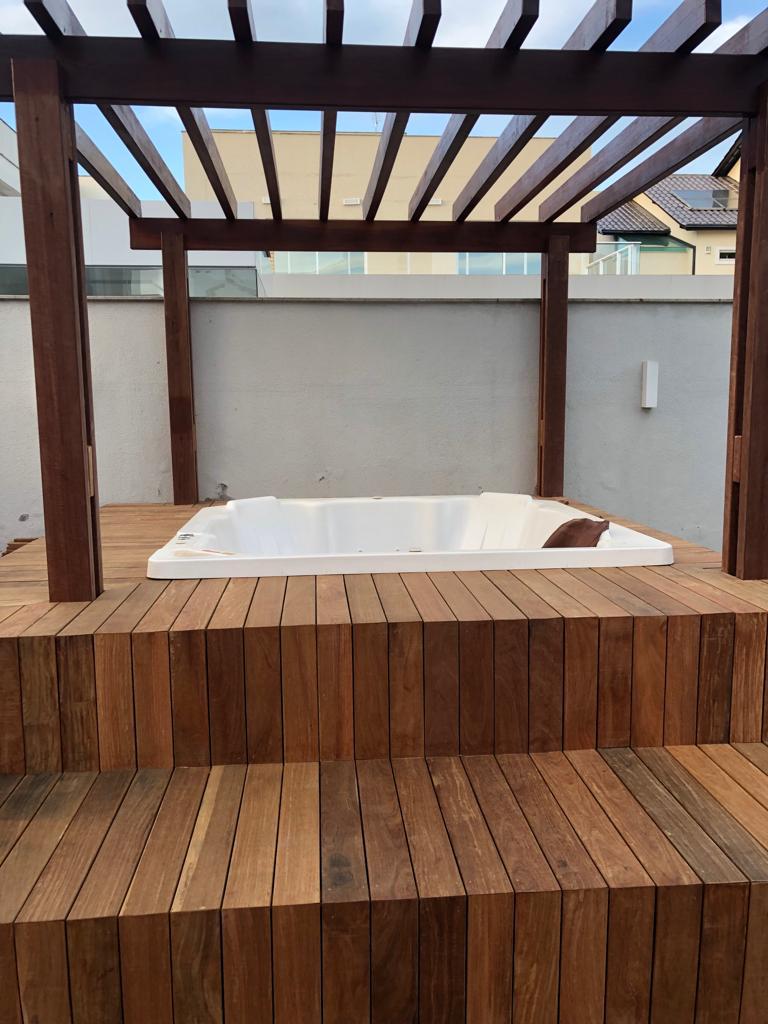 Pergolado de madeira sobre deck com hidromassagem