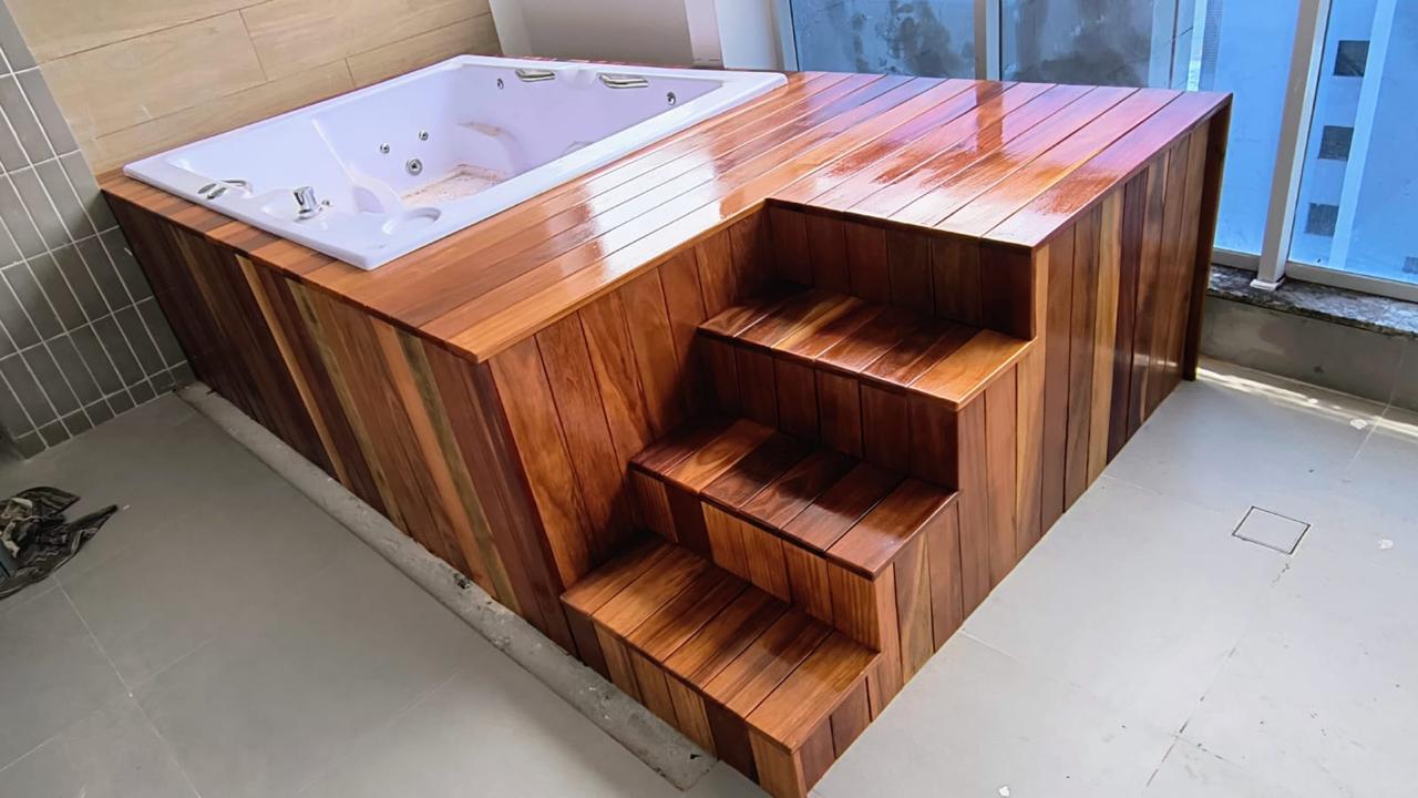 Deck de madeira com escada instalado ao redor de hidromassagem