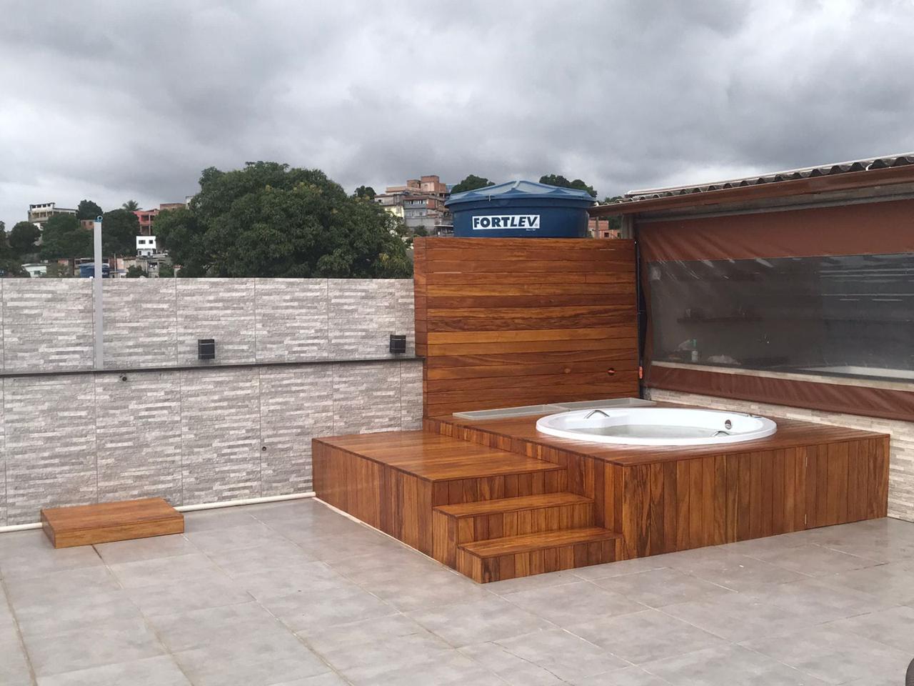 Deck de madeira com hidromassagem instalado em terraço